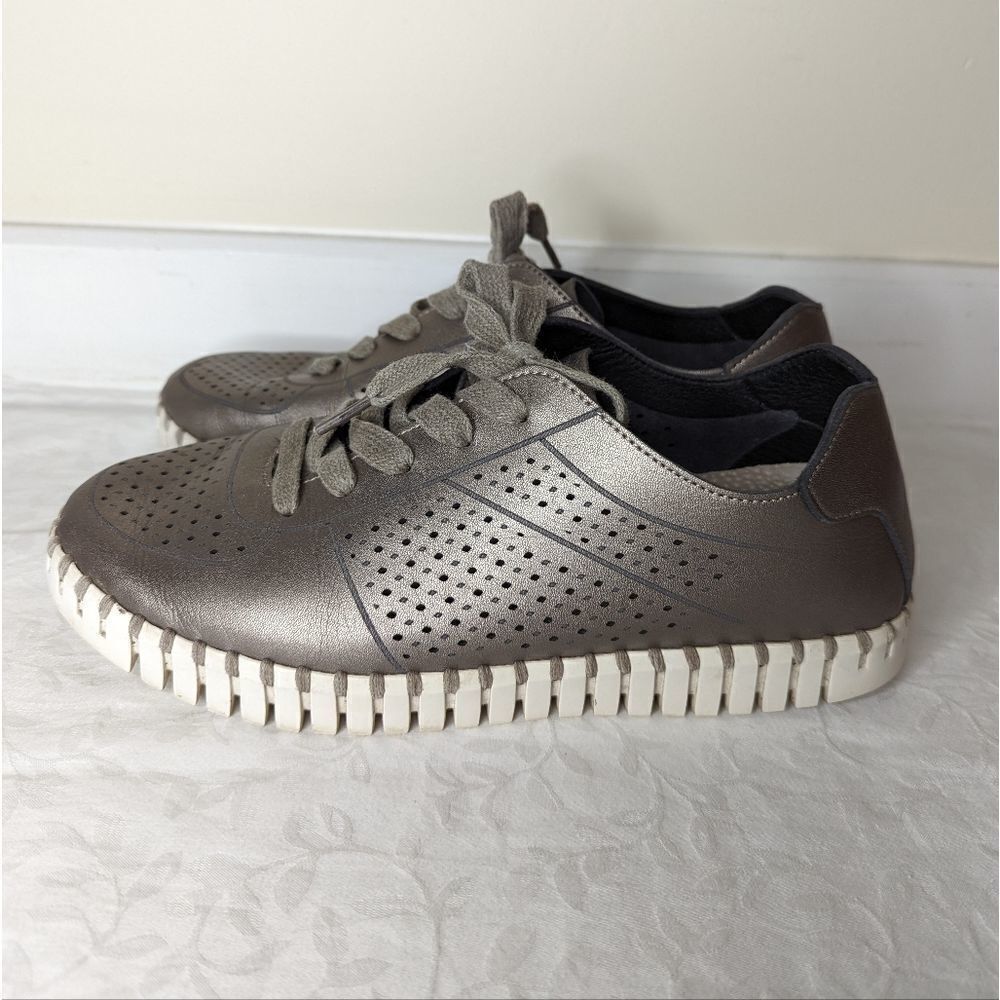 Caposhie Metallic Sneakers